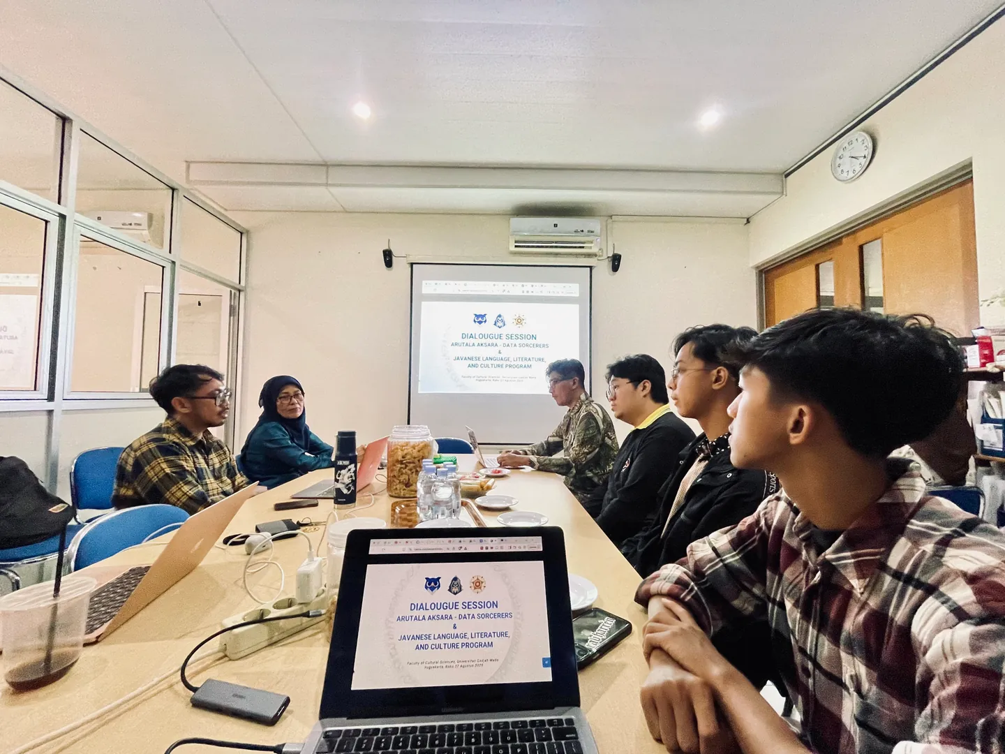 Arutala Aksara and UGM participants discuss Javanese-script learning around a meeting table